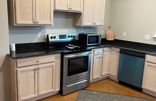 Prairie Grove Maison | Modern townhome 10.1 miles from Razorback Stadium