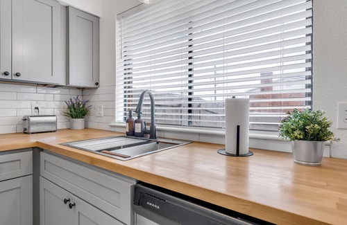 South Arlington Maison | Modern Townhome w/ Deck and Fast Wifi 7 min from AT&T Stadium