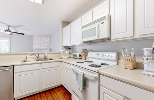 Nashboro Village Maison | Modern townhome with on-site golf & pool - water views, W/D, & central AC