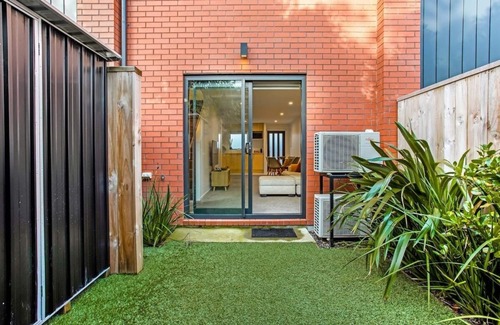 Te Atatu Peninsula Maison | Modern Townhouse 2Bedrooms