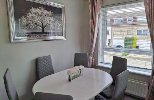 Ingatestone Maison | Modern townhouse with easy access to London