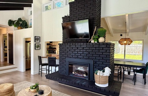 Little River Maison | Modern & Tranquil ~ 6 Minutes to Mendocino Village ~ EV Charger ~ Hot Tub ~ BBQ