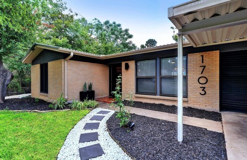 Riverside Maison | Modern Travis Heights Retreat - Minutes to South Congress & Downtown!