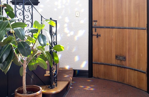 Irvington Appartement | Modern Treehouse in Historic Spanish Turret House