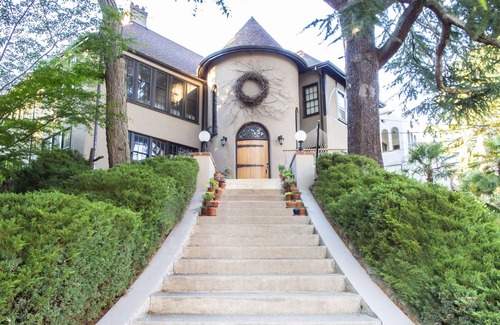 Irvington Appartement | Modern Treehouse in Historic Spanish Turret House