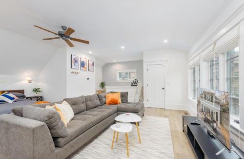 North Burns Park Appartement | Modern Tudor Style Carriage House - Patio & grill