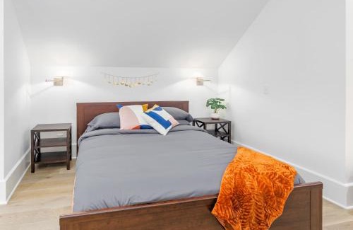 North Burns Park Appartement | Modern Tudor Style Carriage House - Patio & grill