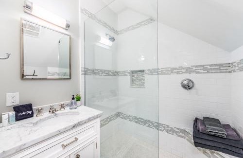 North Burns Park Appartement | Modern Tudor Style Carriage House - Patio & grill