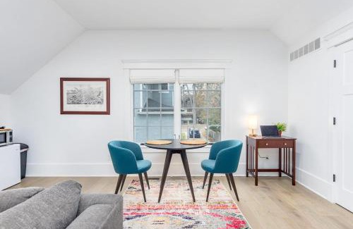 North Burns Park Appartement | Modern Tudor Style Carriage House - Patio & grill