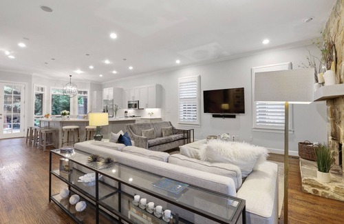 Greenland Hills Maison | Tudor moderne au coeur de Dallas avec Backyard Oasis