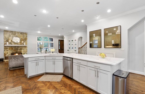 Greenland Hills Maison | Tudor moderne au coeur de Dallas avec Backyard Oasis