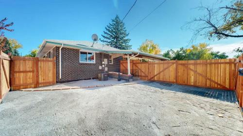 Southeast Maison | Modern & Updated Unit in Prime Location
