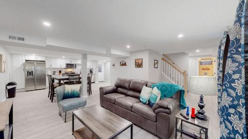 Southeast Maison | Modern & Updated Unit in Prime Location