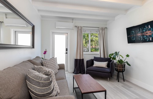 Colee Hammock Appartement | Modern & Updated Suite. Walk to Las Olas!