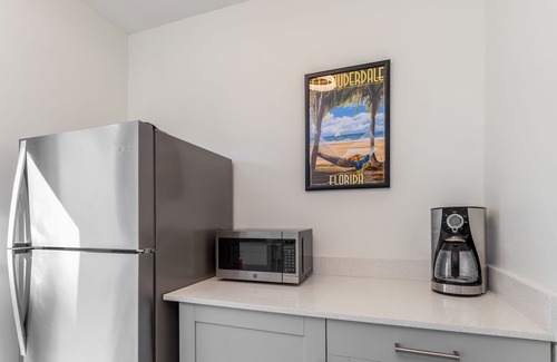 Colee Hammock Appartement | Modern & Updated Suite. Walk to Las Olas!