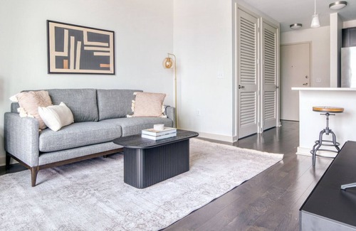Uptown Appartement | Modern Upper Downtown 1BR w/ Gym & Pool near 16th St Mall, by Blueground