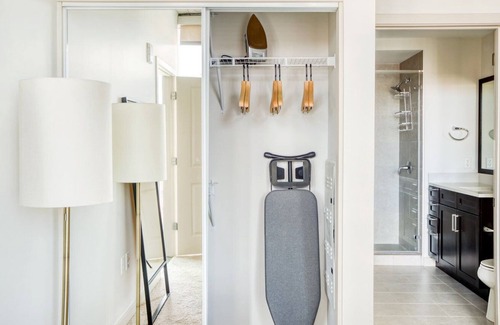 Uptown Appartement | Modern Upper Downtown 1BR w/ Gym & Pool near 16th St Mall, by Blueground