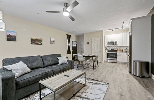 East Liberty Appartement | Modern & Upscale King Bed Suite|Private w/Parking!