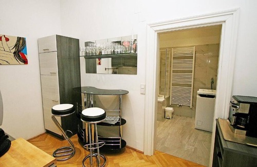 Schottenfeld Appartement | Modern vacation apartment (70sqm) for 4 people with kitchen