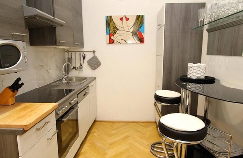 Schottenfeld Appartement | Modern vacation apartment (70sqm) for 4 people with kitchen