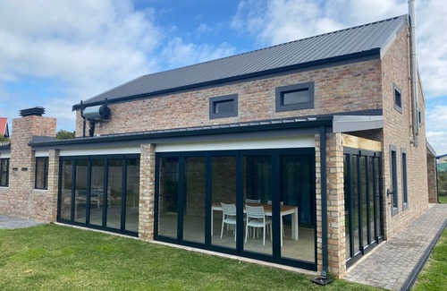 Pringle Bay Maison | Modern holiday home - 150m to the beach