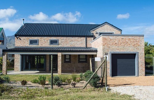 Pringle Bay Maison | Modern holiday home - 150m to the beach