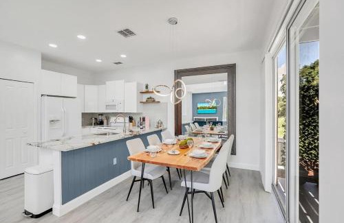 Windwood Bay Maison | Modern Vacation Home Minutes Away From The Parks