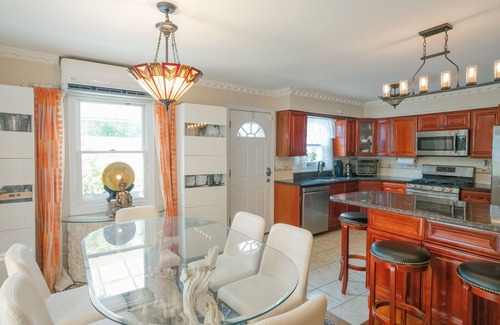 Roslyn Maison | Modern vibe w/historic Roslyn home on Long Island