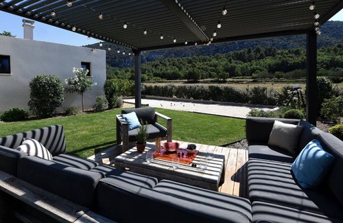 Maubec Villa | Villa Moderne au pied du Luberon