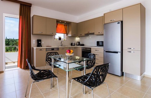 Klismata Appartement | Modern Villa Broumas - A Spacious Haven
