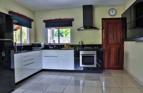 El Callejon Copropriété | Modern Villa by Playa Bonita/Gated Pool/Hammock/Air Conditioned/Outdoor Dining