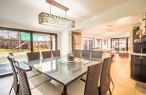 Xochitepec Maison | Modern Villa Family Fun Jacuzzi, Pool & Garden