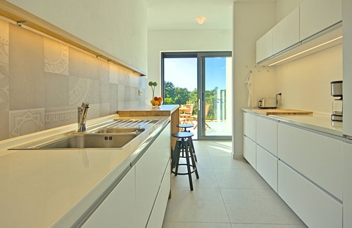 Bokordici Villa | Villa moderne avec piscine chauffée, bain à remous, terrain de volley et mini football