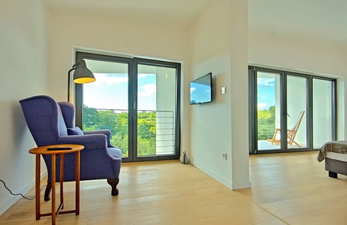 Bokordici Villa | Villa moderne avec piscine chauffée, bain à remous, terrain de volley et mini football