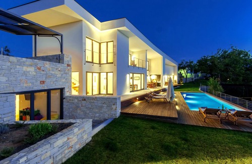 Bokordici Villa | Villa moderne avec piscine chauffée, bain à remous, terrain de volley et mini football