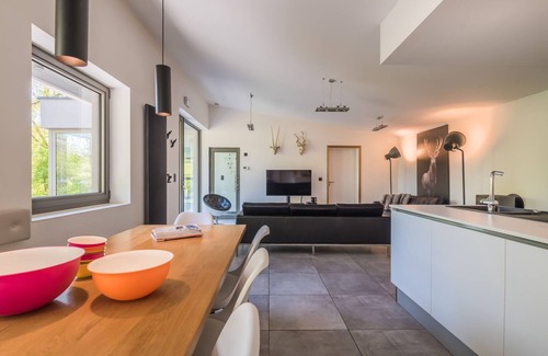 Noiseux Maison | Modern villa with indoor swimming pool
