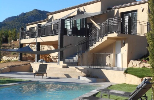 Propiac Villa | Villa moderne avec piscine privée au milieu des collines en Drôme Provençale sud