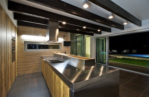 Frisa Villa | Villa moderne avec piscine entourée de verdure