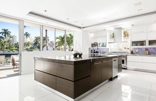 Nurmi Isles Maison | Modern Waterfront Mansion in the heart of Las Olas minutes from the Beach