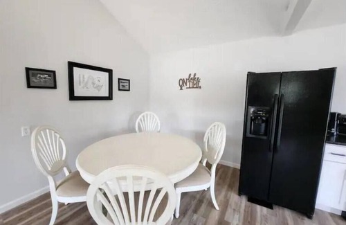 Waverly Appartement | Modern Waterfront Apt Lake White