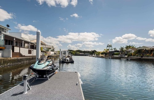 Runaway Bay Maison | Modern Waterfront Retreat| Private Pool & Dock
