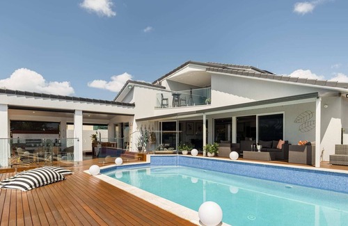 Runaway Bay Maison | Modern Waterfront Retreat| Private Pool & Dock