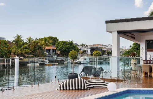Runaway Bay Maison | Modern Waterfront Retreat| Private Pool & Dock