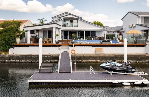 Runaway Bay Maison | Modern Waterfront Retreat| Private Pool & Dock