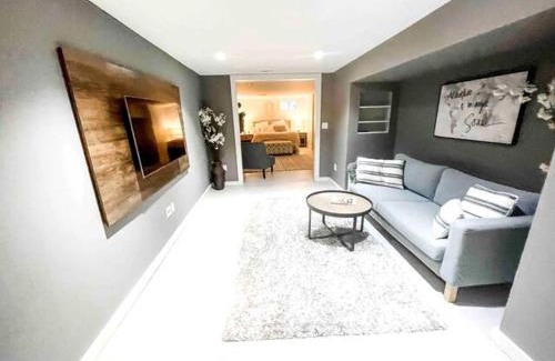 Westport Appartement | Modern Westport Studio with Pool Table & Lounge