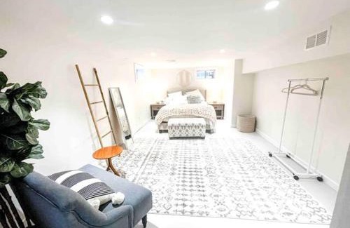 Westport Appartement | Modern Westport Studio with Pool Table & Lounge
