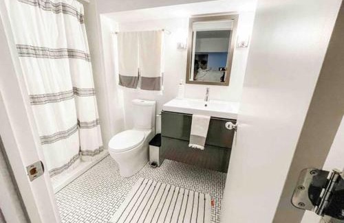 Westport Appartement | Modern Westport Studio with Pool Table & Lounge
