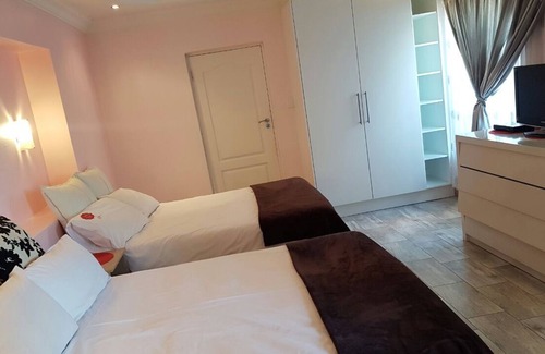 Tshwane Maison | Chambre privée moderne et confortable dans un domaine sécurisé.