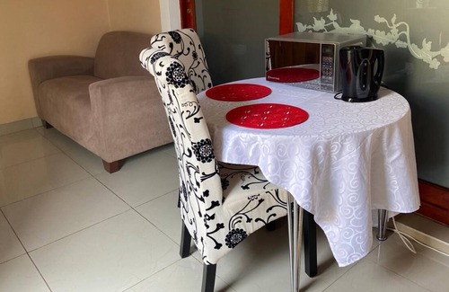 Tshwane Maison | Chambre privée moderne et confortable dans un domaine sécurisé.