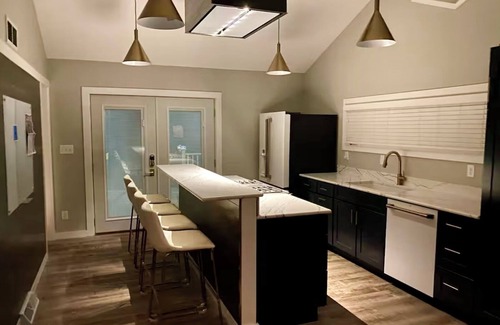 Iowa City Maison | Moderne Home - Memorable, Modern, A Must Book - 4 Bedroom Close to Kinnick